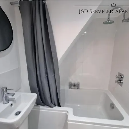 Spacious 3 Bed Apartment, En-Suites, Near Train Station! Watford  Exterior photo