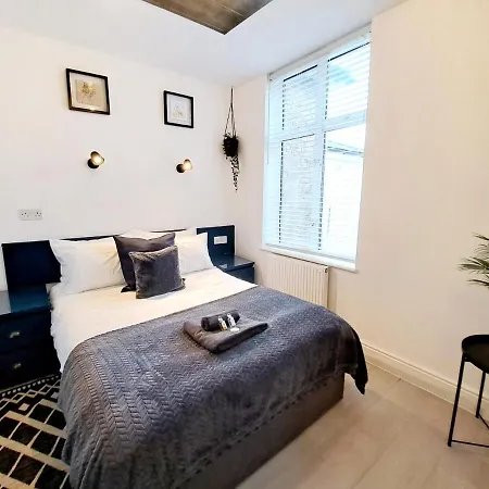 Spacious 3 Bed Apartment, En-Suites, Near Train Station! Watford  Exterior photo