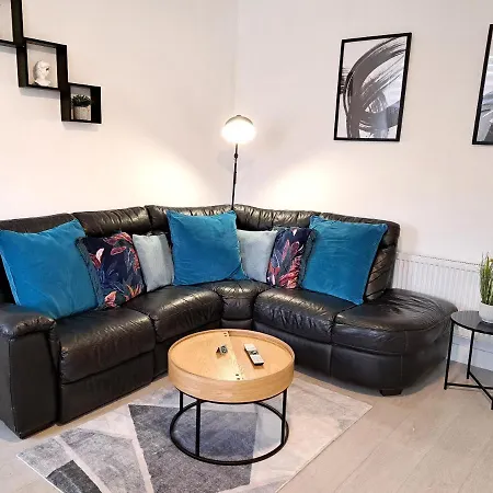 Spacious 3 Bed Apartment, En-Suites, Near Train Station! Watford  Exterior photo
