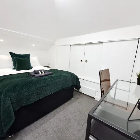 Spacious 3 Bed Apartment, En-Suites, Near Train Station! Watford  Exterior photo