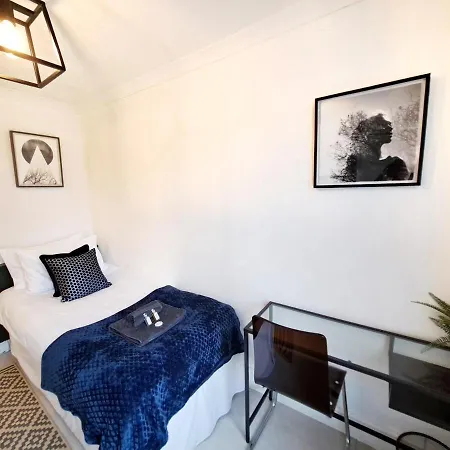 Spacious 3 Bed Apartment, En-Suites, Near Train Station! Watford  Exterior photo