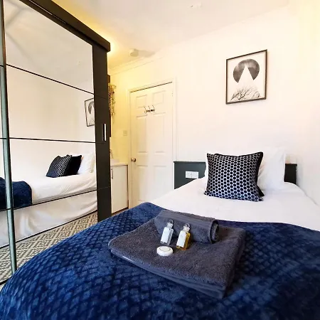 Spacious 3 Bed Apartment, En-Suites, Near Train Station! Watford  Exterior photo