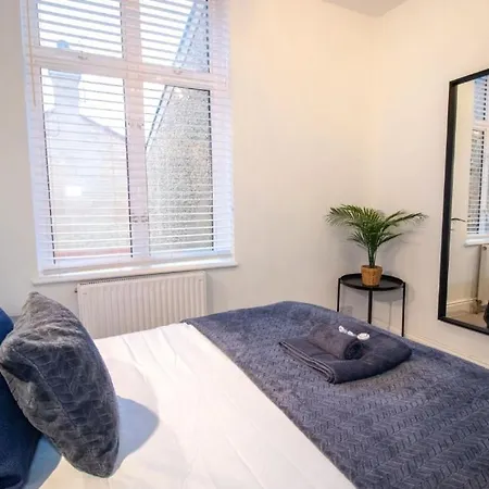 Spacious 3 Bed Apartment, En-Suites, Near Train Station! Watford  Exterior photo