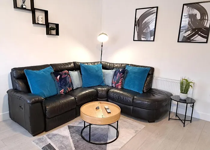Spacious 3 Bed Apartment, En-Suites, Near Train Station!