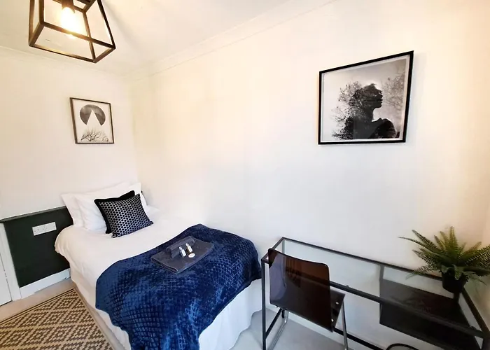Spacious 3 Bed Apartment, En-Suites, Near Train Station!