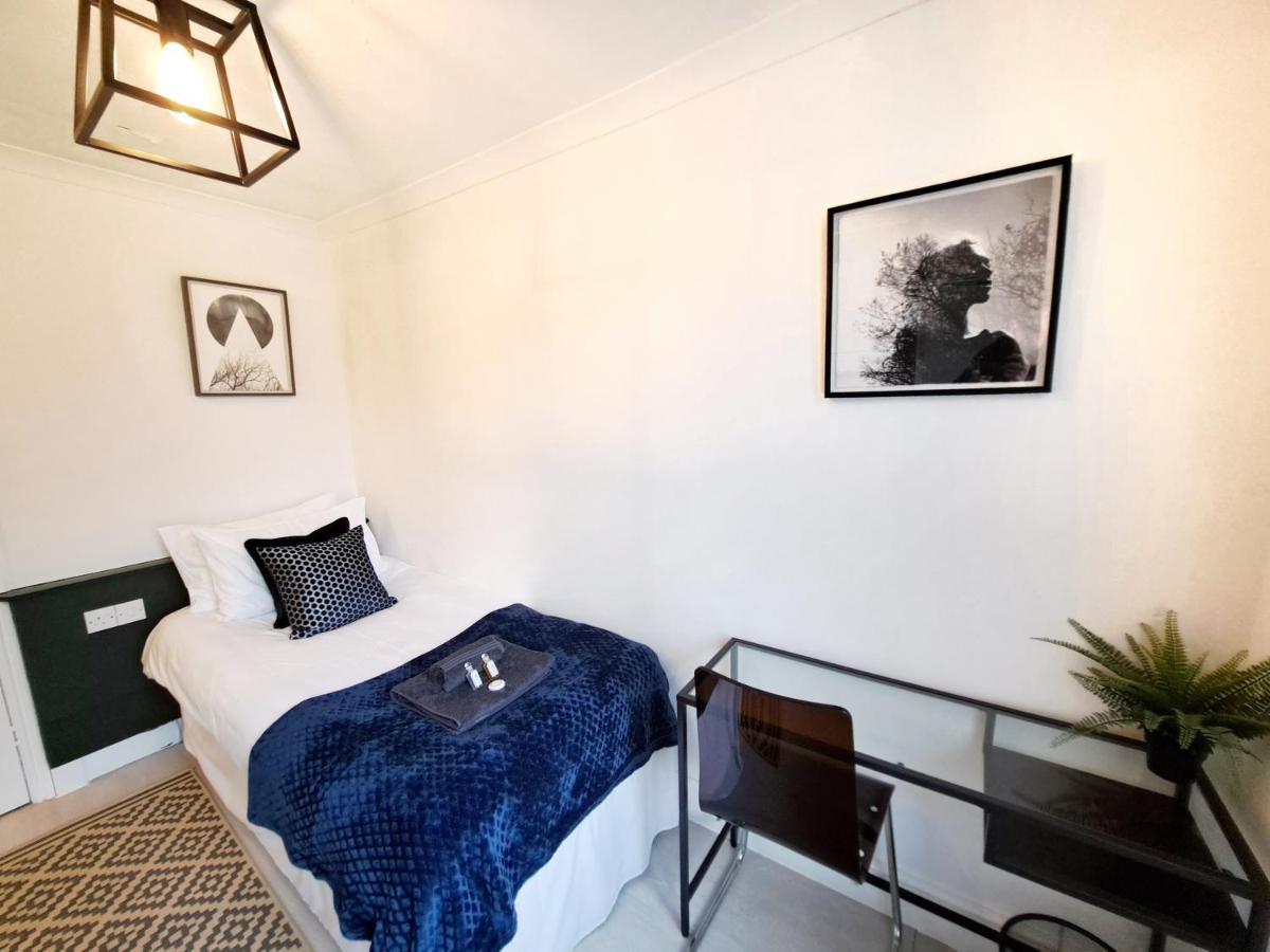 Apartment Spacious 3 Bed Apartment, En-suites, Near Train Station!