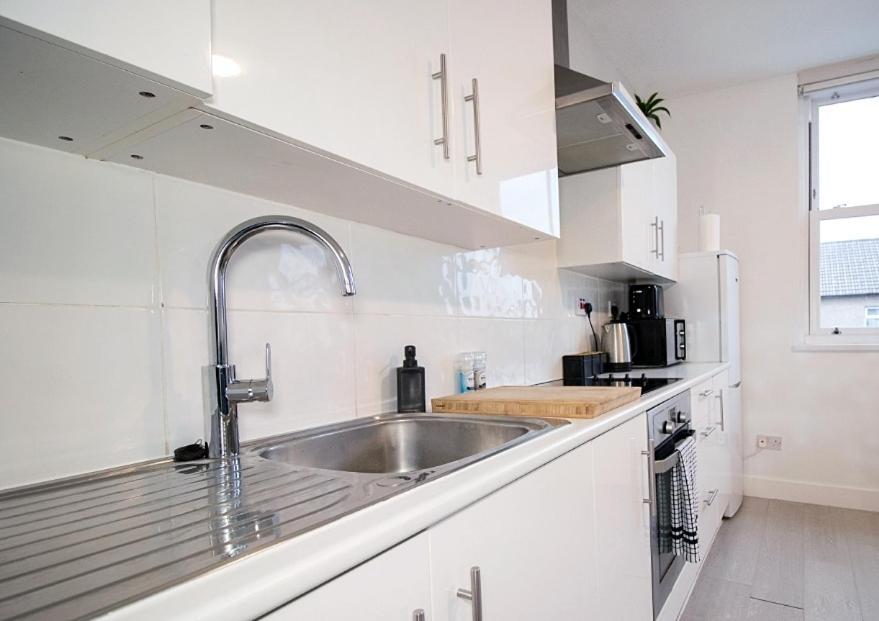 Spacious 3 Bed Apartment, En-suites, Near Train Station! Apartment Watford (Hertfordshire)